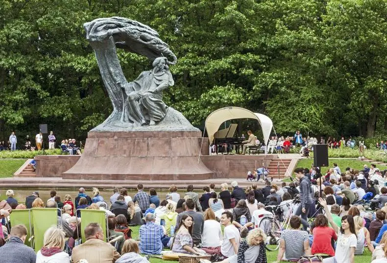 Chopin Monument concert Denkmal Konzert Warsaw Warschau Frederic Chopin Travel Reisen Culture Tourism Reiseführer Travel guide Classic Opera (1)