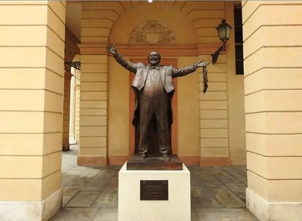 Modena Monumento Luciano Pavarotti Museum Emilia Romagna Travel Reisen Culture Tourism Reiseführer Travel guide Classic Opera