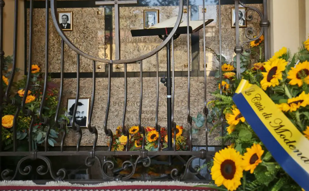 Tomb Grab Tomba Luciano Pavarotti Cemetery Friedhof Montale Modena